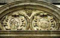 Jind. Hr. - znaky lechty nad hl. hradnm portlem